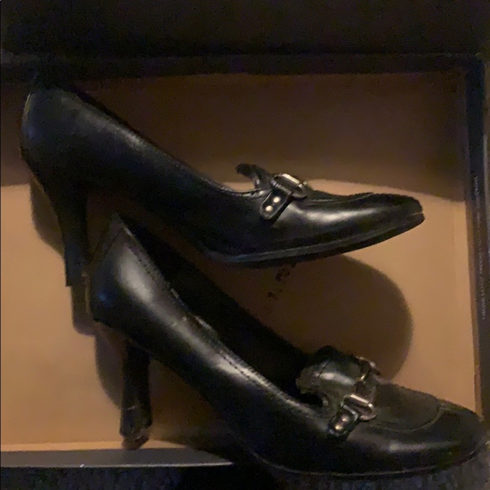 Black heeled shoes with buckle